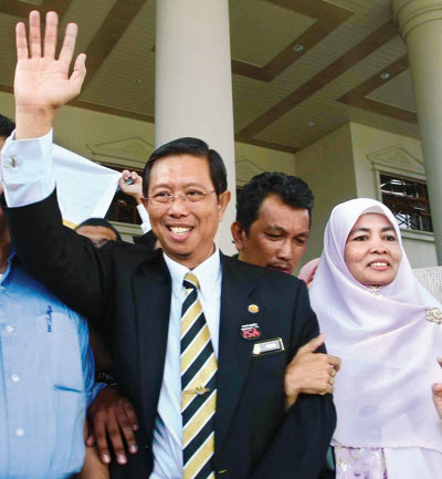 Nizar with his wife waving to supporters and the media outside the Kuala Lumpur High Court complex after the court declared him as the rightful Perak MB today. Photo by Mohd Izwan Mohd Nazam