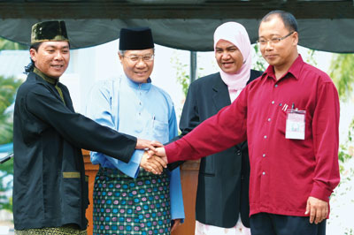 (From left) Independent candidate Kamarul, PKR's Mansor, independent candidates Aminah and Nai-Khan Ari after filing their nomination papers at Institut Kemahiran Belia Negara in Berapit. Photo by Chu Juck Seng