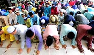 islam malaysia muslim men in prayer makmum 070207