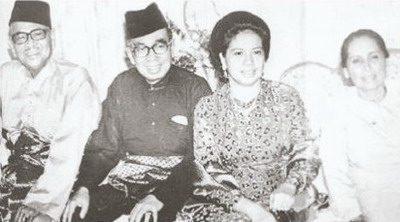 Tunku Abdul Rahman and Tun Abdul Razak Hussein, and their wives  pose at a Hari Raya open house at Razak's Sri Taman house in 1973.