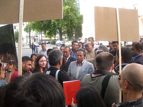 Exchange of words: Anifah meets anti-protesters in London