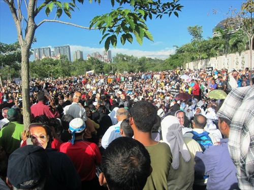 Anwar Sodomy Verdict Crowds