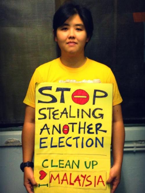 @mortdevol : Lets celebrate my first proper tweet with an awesome picture #bersih http://t.co/UxW2y1dY