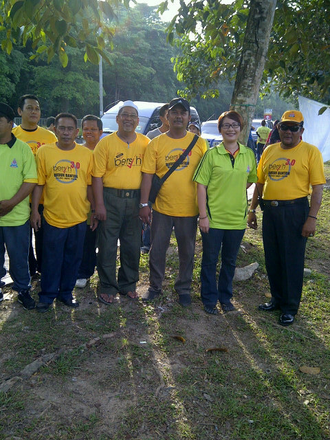 @elizabethwong : Residents ready for #Bersih, leaving for KL after the Green Ride #fb http://t.co/b593RjkH