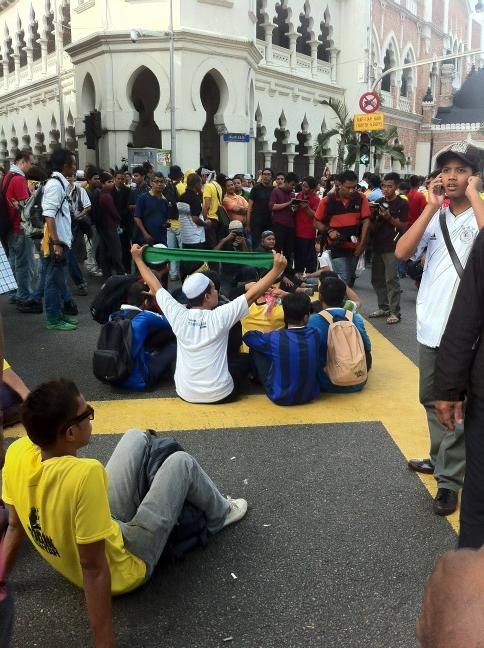 @salahaddin786 : #bersih3 duduk & bantah? Byk ni jer yg ikut http://t.co/b7vjHFlM