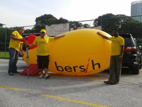 @nagenpsm : yellow submarine ready to fly! #bersih http://t.co/eAsHtBNI