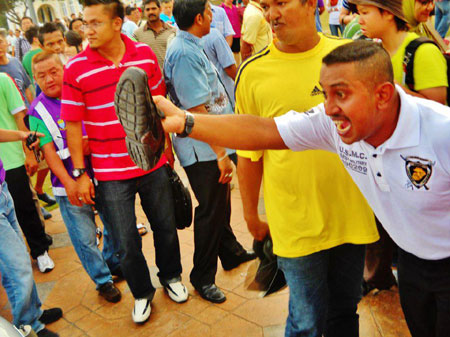 http://aliran.com/wp-content/uploads/2012/02/thugs-at-Penang-Stop-Lynas.jpg