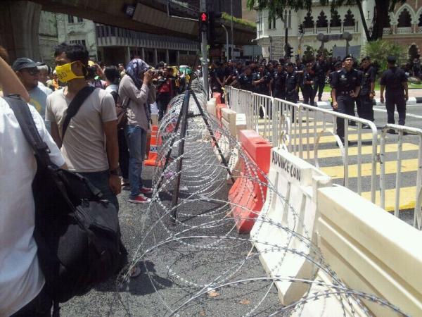 http://iam.dannyfoo.com/wp-content/uploads/2012/04/bersih-razor-wire-barricade.jpg