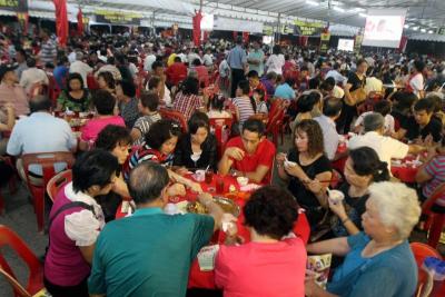 Full house: Guests enjoying their meal during the MCA mega dinner in Ipoh.