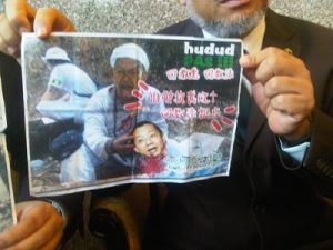 http://www.freemalaysiatoday.com/wp-content/uploads/2011/10/anti-hudu-leaflets-300x225.jpg