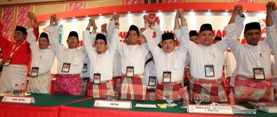 Unity is strength: Khairy (centre) and his deputy Datuk Razali Ibrahim (fourth from left) together with top Umno council members posing for photographs during the Umno Assembly 2012 at PWTC.