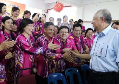 <b>Joyful meeting:</b> Najib shaking hands with teachers and other staff members after launching SJK (C) Chung Hua Tudan in Kuala Bertam, Miri.” width=”400″ height=”283″ /><span style=