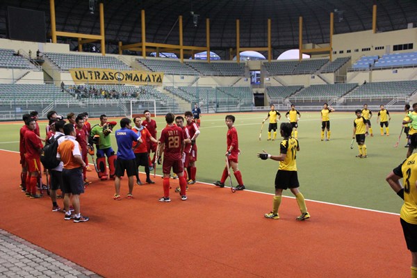 http://www.sports247.my/wp-content/uploads/2013/06/The-Chinese-players-leaving-the-pitch-five-minutes-before-play-following-taunts-from-the-Ultras-Malaya..jpg
