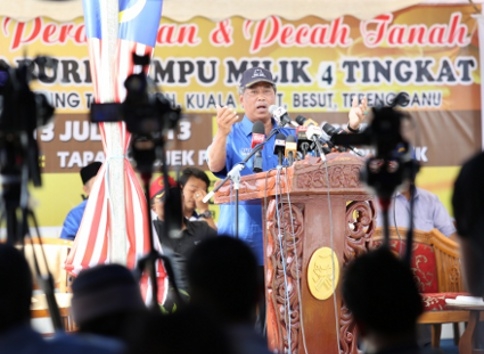 http://www.themalaymailonline.com/uploads/articlesMuhyiddin-launching-lowcost-houses-terengganu-130713-SSF_484_354_100.JPG