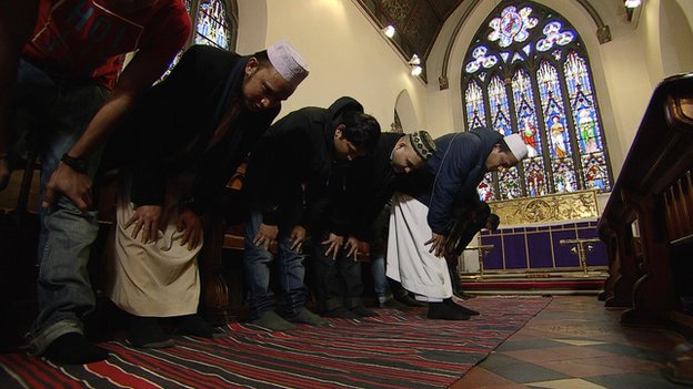 http://news.bbcimg.co.uk/media/images/66643000/jpg/_66643923_muslims_in_church.jpg