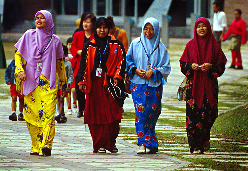 http://1gv8491q3pt2jxe3b3b2xph169d.wpengine.netdna-cdn.com/files/2013/09/Malaysian-Muslim-women.jpg