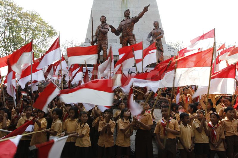 http://static2.demotix.com/sites/default/files/imagecache/a_scale_large/1300-7/photos/1344672303-students-fly-indonesian-national-flags-honoring-independence-day_1382087.jpg