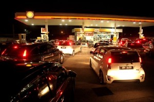 cars-queue-petrol-stration-price-020913-TMI-Nazir