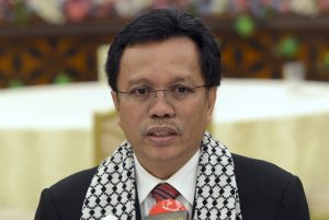 PUTRAJAYA, 13 Ogos -- Menteri Kemajuan Luar Bandar dan Wilayah, Datuk Seri Mohd Shafie Apdal pada sidang media selepas majlis penyerahan cek berjumlah RM161,000 sumbangan warga Jabatan Kemajuan Masyarakat Malaysia (KEMAS) untuk bantuan Kemanusiaan rakyat Palestin di Gaza kepada Aman Palestin di Kementerian Kemajuan Luar Bandar dan Wilayah (KKLW) di sini hari ini. --fotoBERNAMA (2014) HAKCIPTA TERPELIHARA