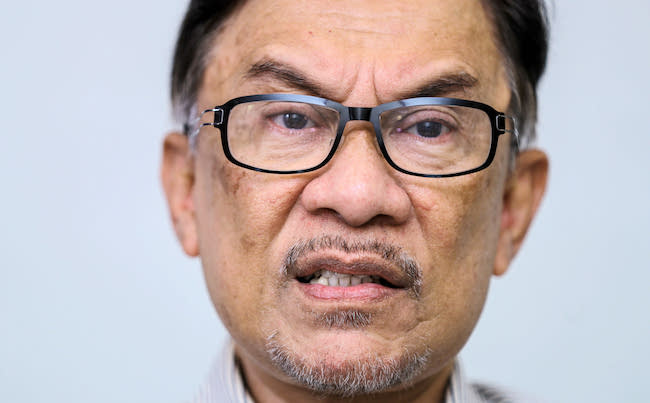 Anwar hopes govt rethinks decision not to pay ‘duit Raya’ to Felda