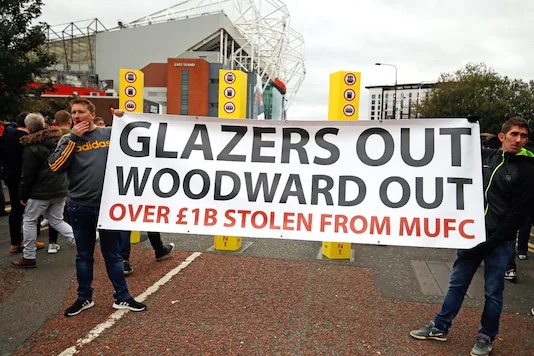 Man Utd fans protest against Glazer family's ownership ...